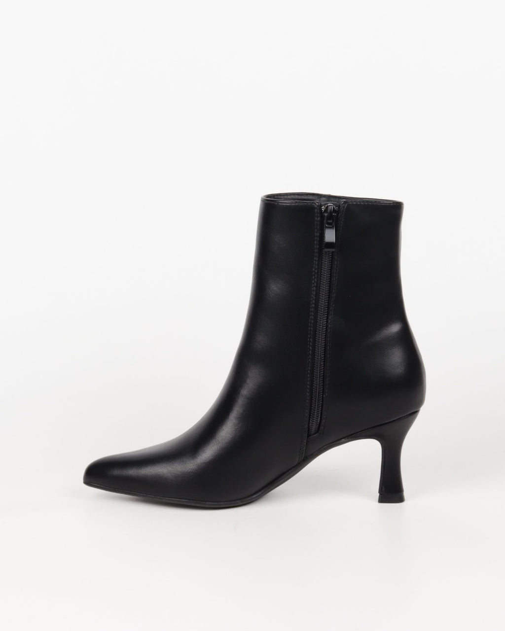 Bottine Zoé coloris noir mat, bout pointu et petit talon évasé — Cadence