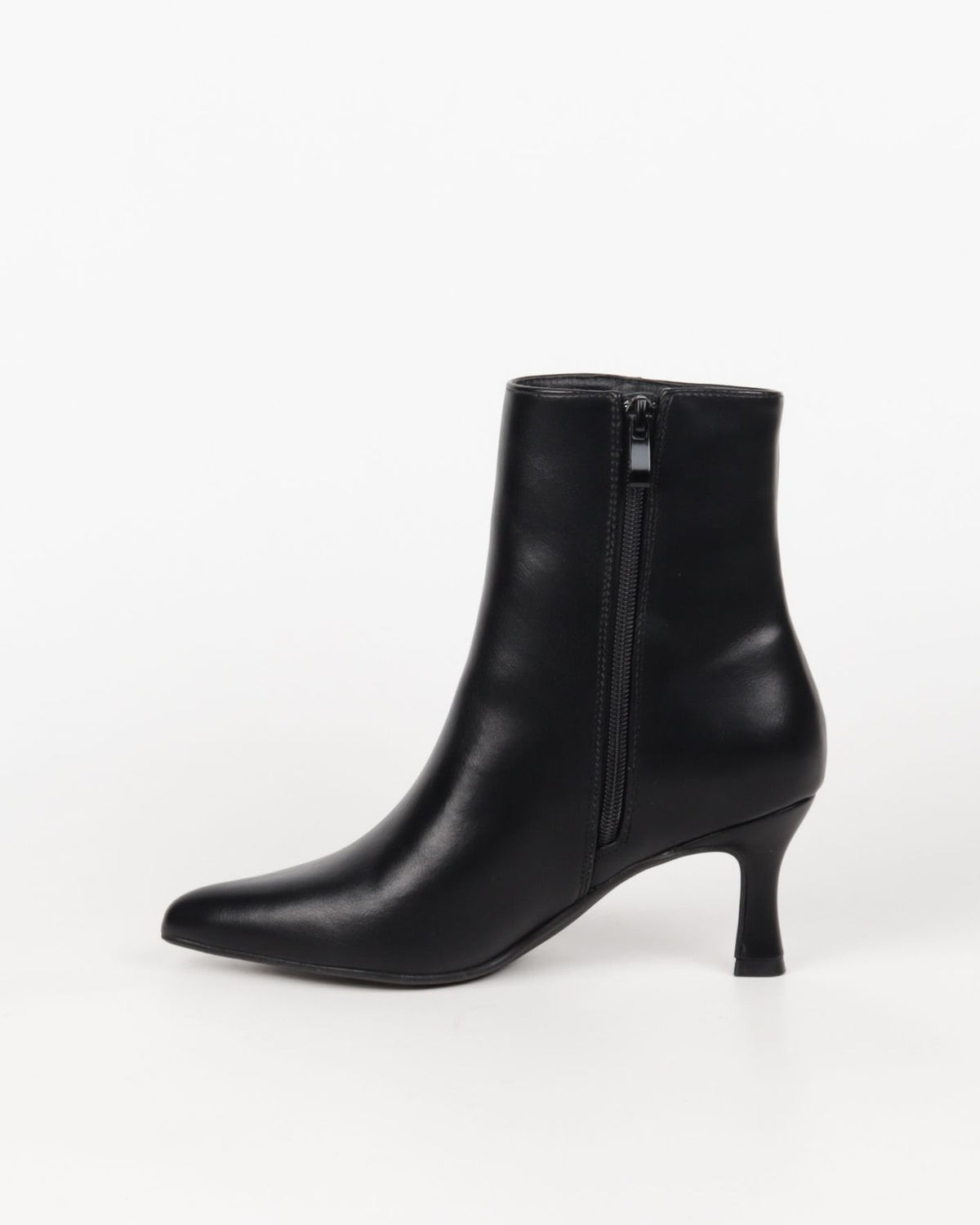 Bottine Zoé coloris noir mat, bout pointu et petit talon évasé — Cadence
