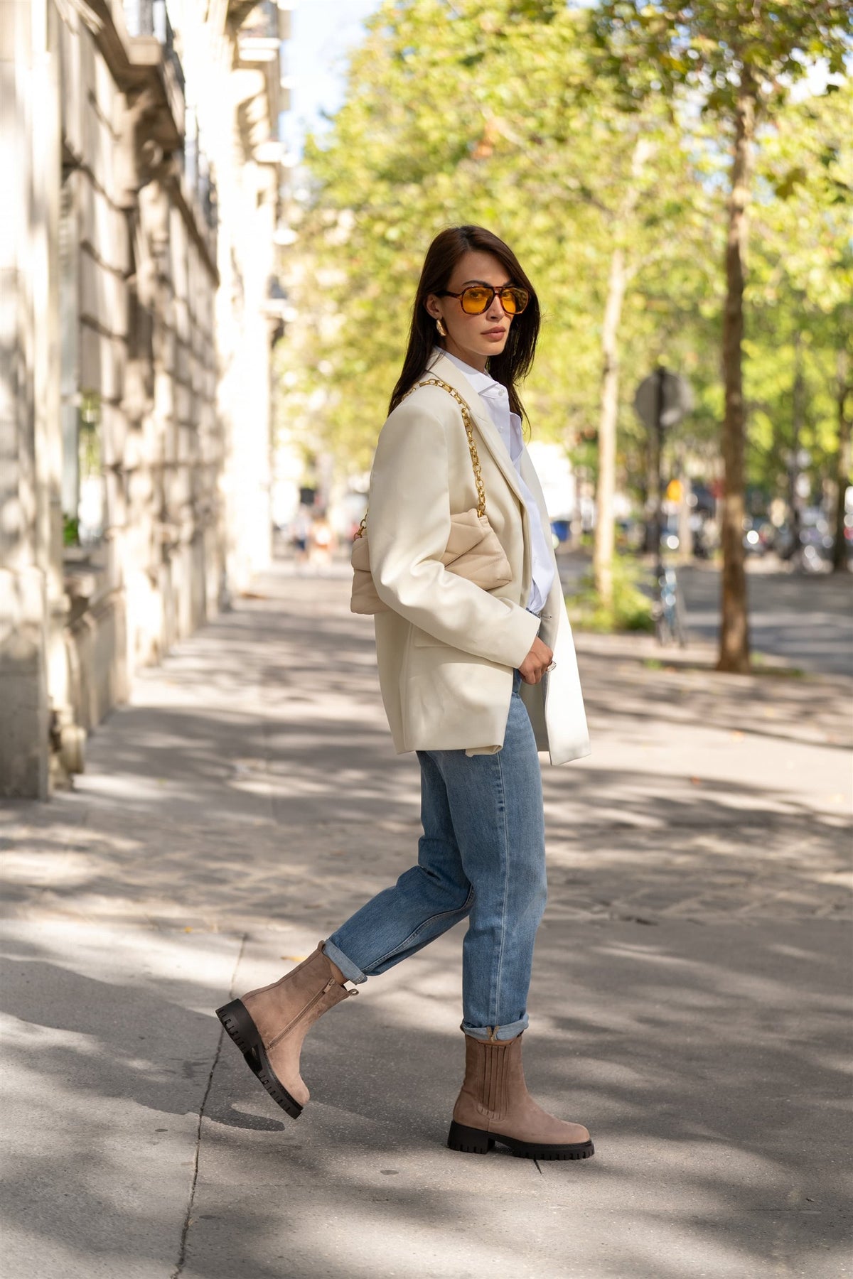 Allure de jour : veste crème, jean et bottines