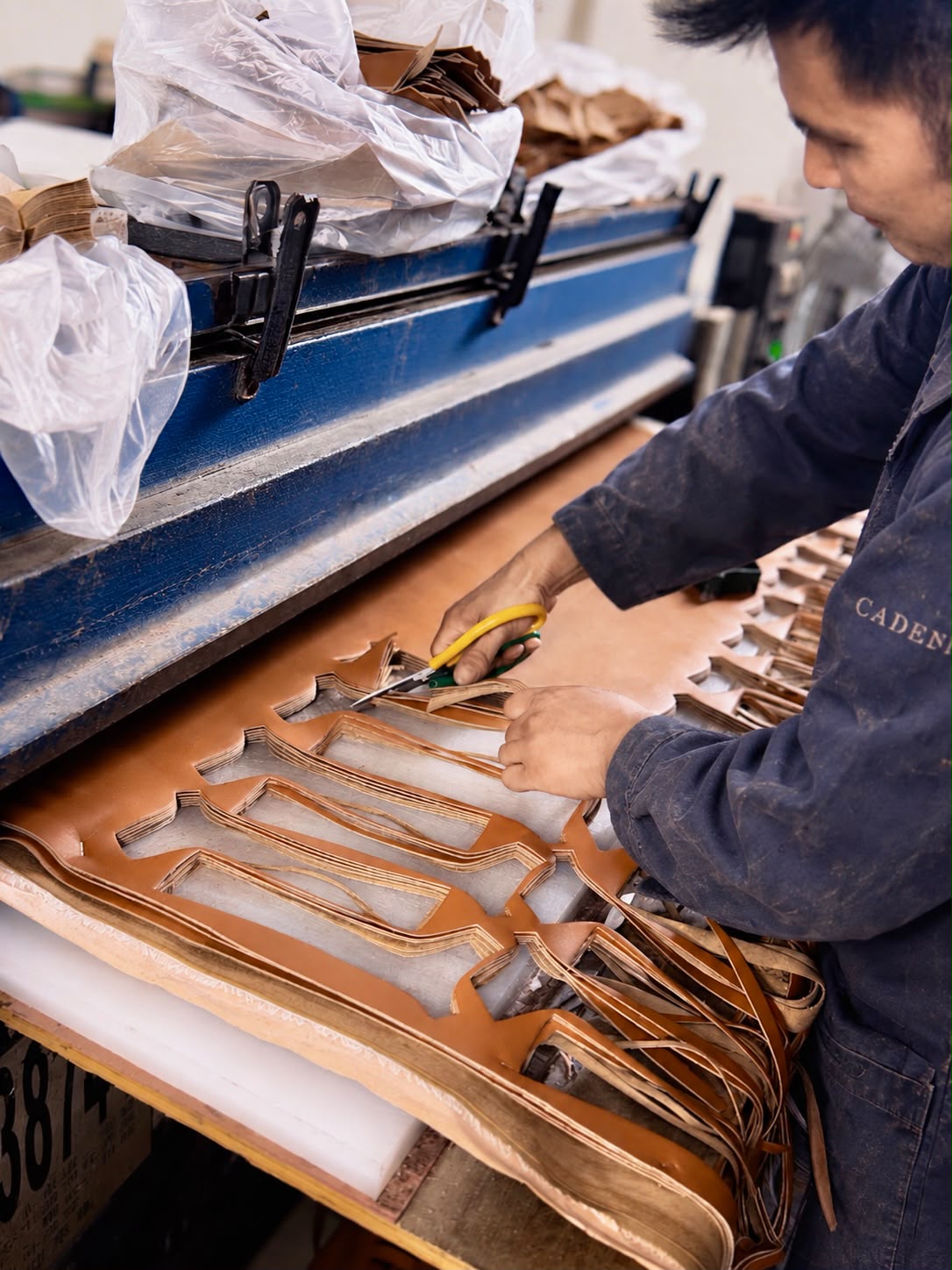 Artisan ajustant les pièces découpées